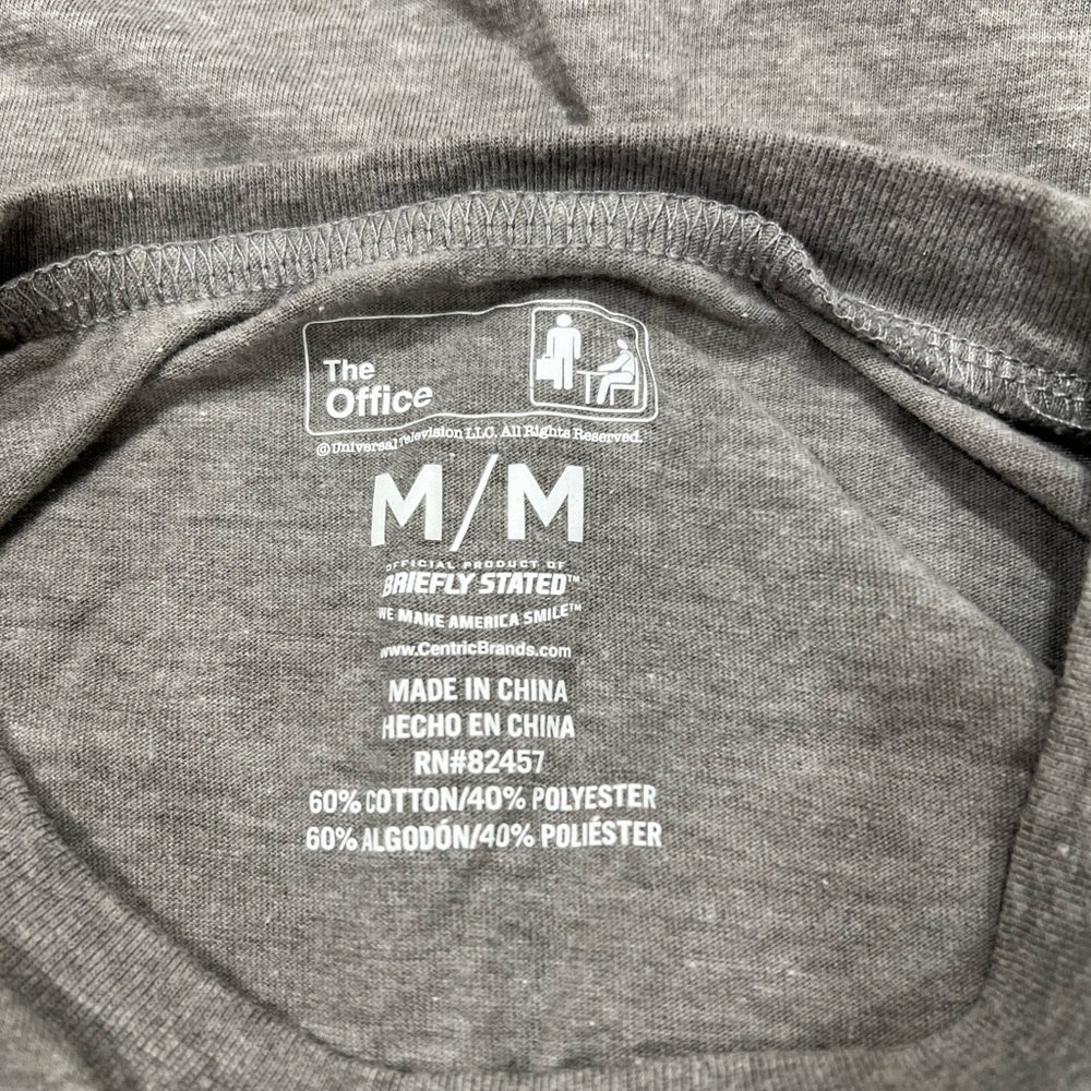 🛍️🛍️ THE OFFICE Dwight Yankee Swap Christmas Graphic Tshirt EUC - Picture 5 of 5